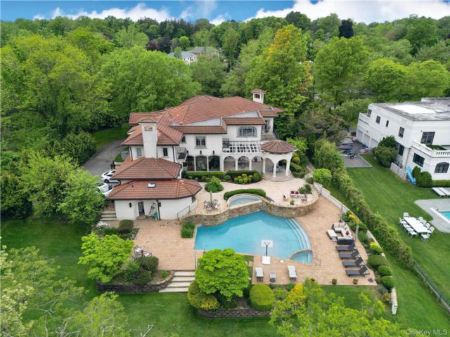 8 BR,  9.00 BTH &nbsp;Mediterranean style home in Great Neck