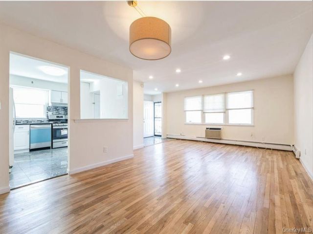  3 BR,  2.00 BTH &nbsp;Garden style home in Queens Village
