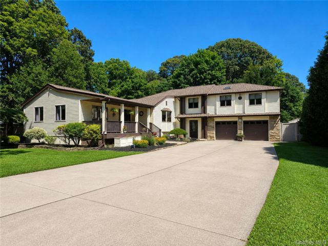 [Middle Island Real Estate, listing number 7334767]