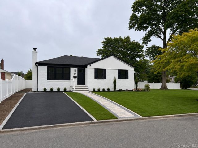  3 BR,  1.00 BTH &nbsp;Ranch style home in North Babylon