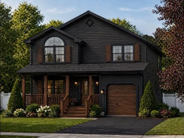  4 BR,  3.00 BTH &nbsp;Colonial style home in North Babylon