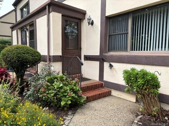  1 BR,  1.00 BTH &nbsp;Garden style home in Garden City