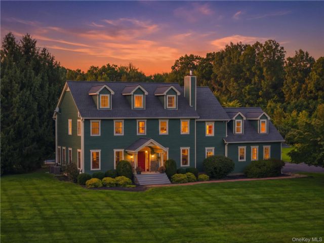  4 BR,  4.00 BTH &nbsp;Colonial style home in Wallkill