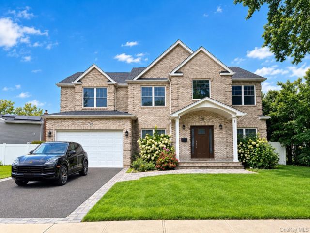  5 BR,  5.00 BTH &nbsp;Colonial style home in Jericho