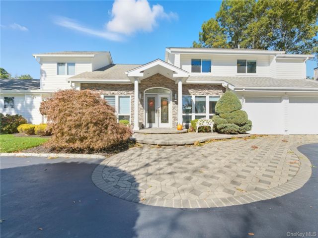  4 BR,  3.00 BTH &nbsp;Colonial style home in Commack