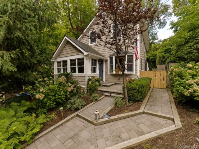  3 BR,  2.00 BTH &nbsp;Colonial style home in Setauket