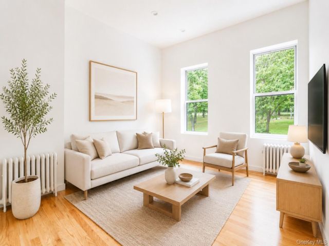  8 BR,  4.00 BTH &nbsp;House style home in Claremont Park