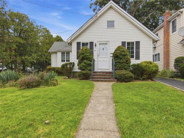 4 BR,  2.00 BTH &nbsp;Victorian style home in Roslyn Heights