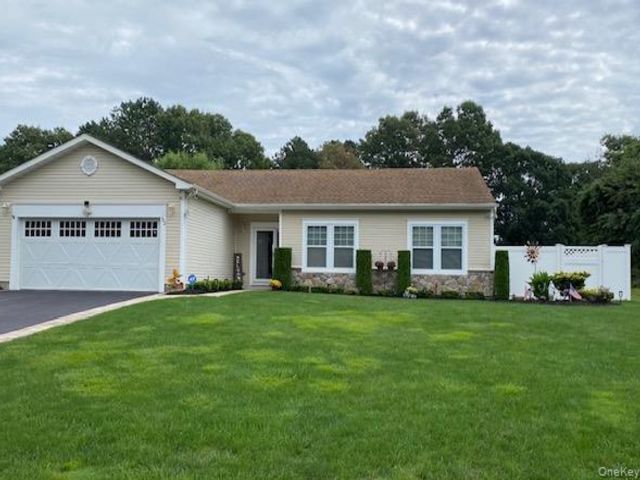  3 BR,  3.00 BTH &nbsp;Ranch style home in Shirley