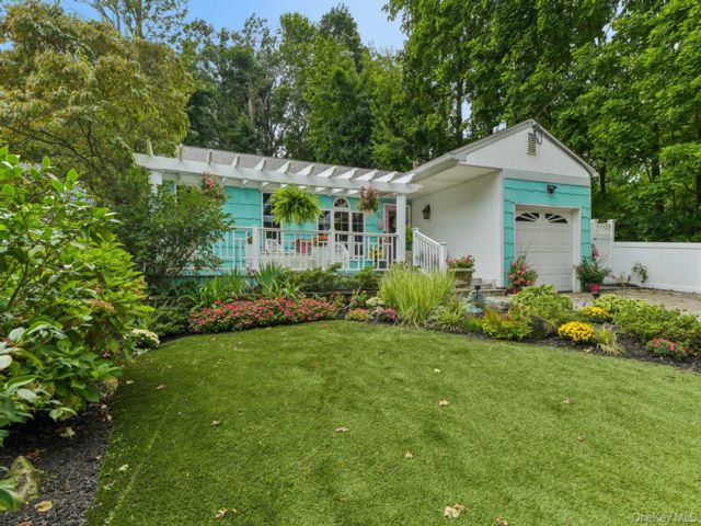  3 BR,  3.00 BTH &nbsp;Ranch style home in East Northport