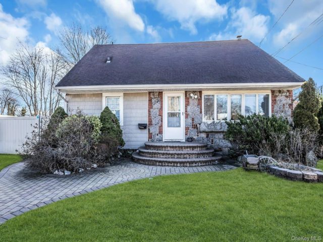  6 BR,  5.00 BTH &nbsp;Exp cape style home in Bellmore