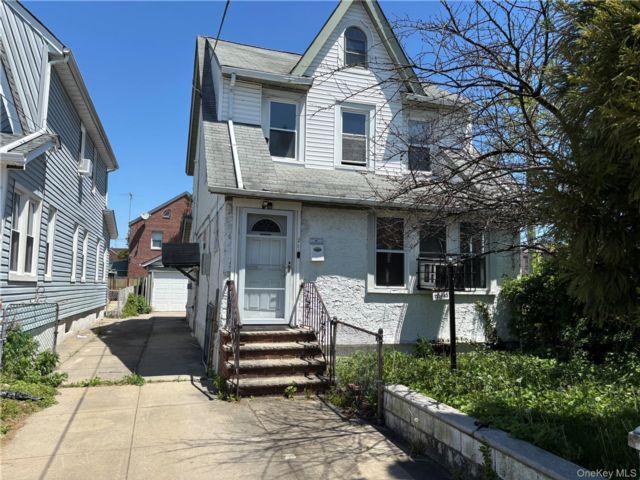  4 BR,  3.00 BTH &nbsp;Colonial style home in Saint Albans