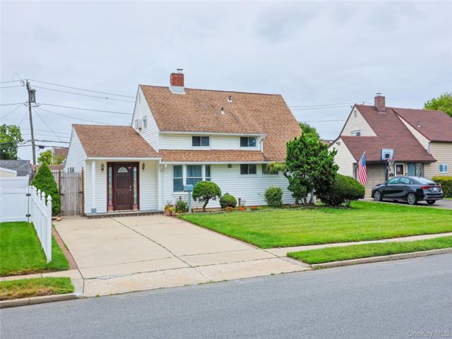  4 BR,  2.00 BTH &nbsp;Exp cape style home in Hicksville