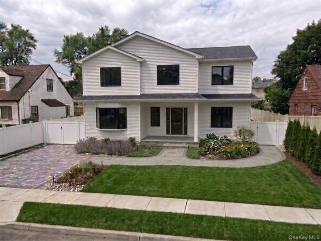  5 BR,  4.00 BTH &nbsp;Colonial style home in West Hempstead