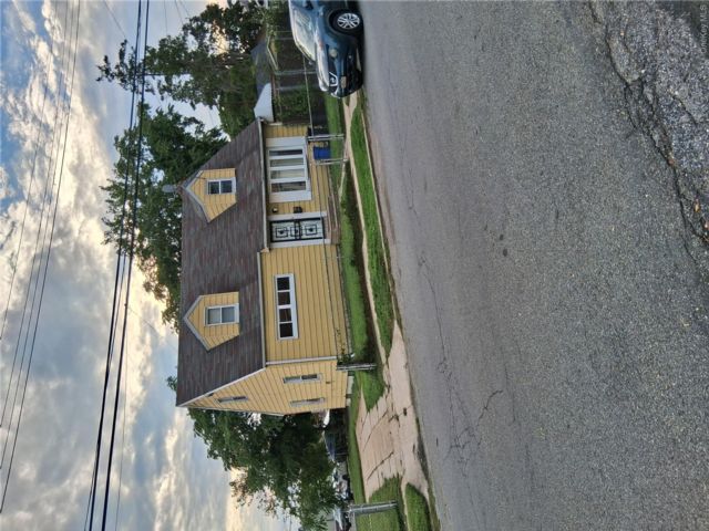  3 BR,  3.00 BTH &nbsp;Colonial style home in Rosedale