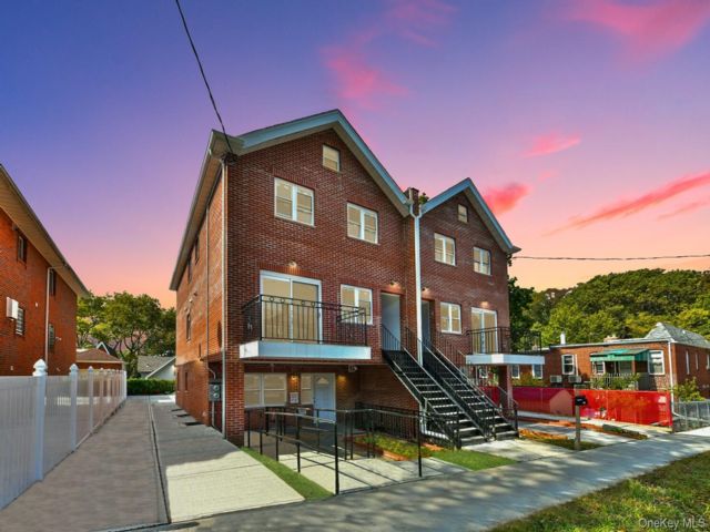 10 BR,  7.00 BTH &nbsp;House style home in Fresh Meadows