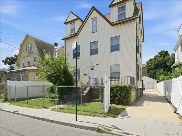 5 BR,  4.00 BTH &nbsp;Colonial style home in Far Rockaway