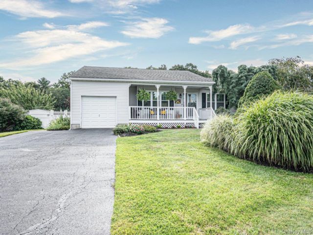 [Middle Island Real Estate, listing number 7334927]