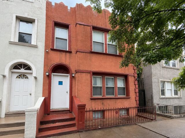  9 BR,  4.00 BTH &nbsp;House style home in Soundview