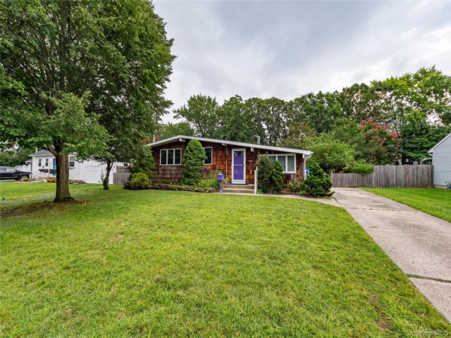  3 BR,  1.00 BTH &nbsp;Ranch style home in Centereach