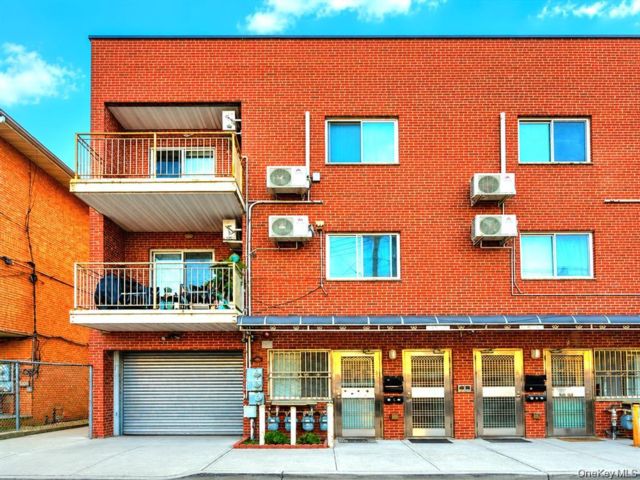  7 BR,  5.00 BTH &nbsp;House style home in Flushing