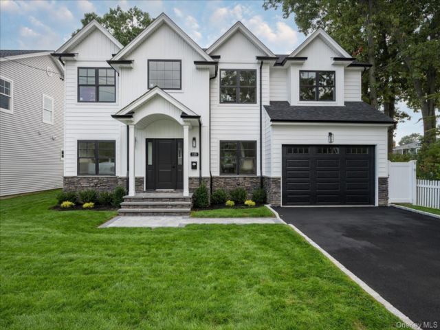  5 BR,  3.00 BTH &nbsp;Colonial style home in Massapequa Park