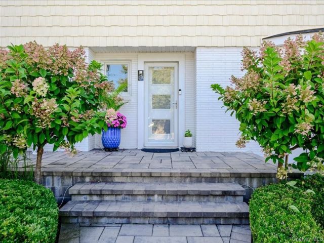  9 BR,  6.00 BTH &nbsp;Colonial style home in Atlantic Beach