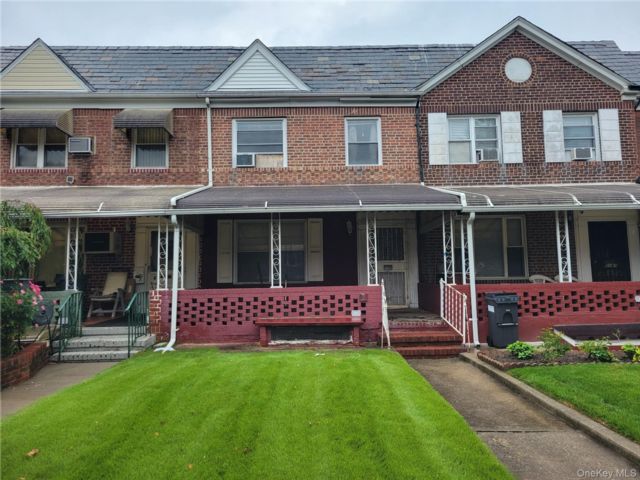  3 BR,  2.00 BTH &nbsp;Colonial style home in Middle Village