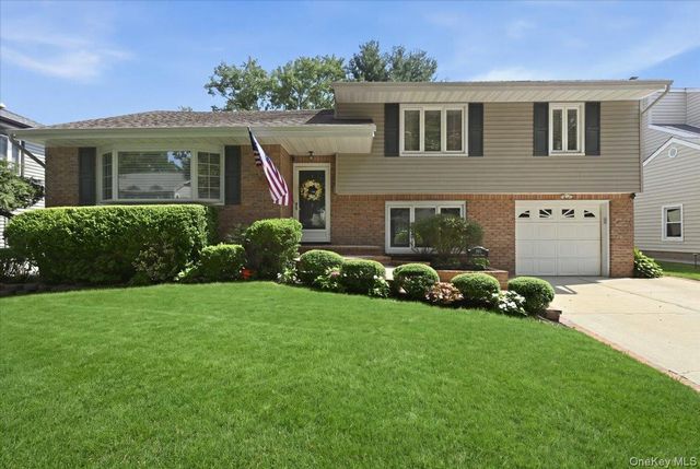  3 BR,  2.00 BTH &nbsp;Split level style home in Garden City