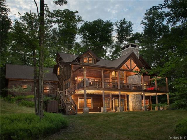  5 BR,  5.00 BTH &nbsp;Estate style home in White Lake