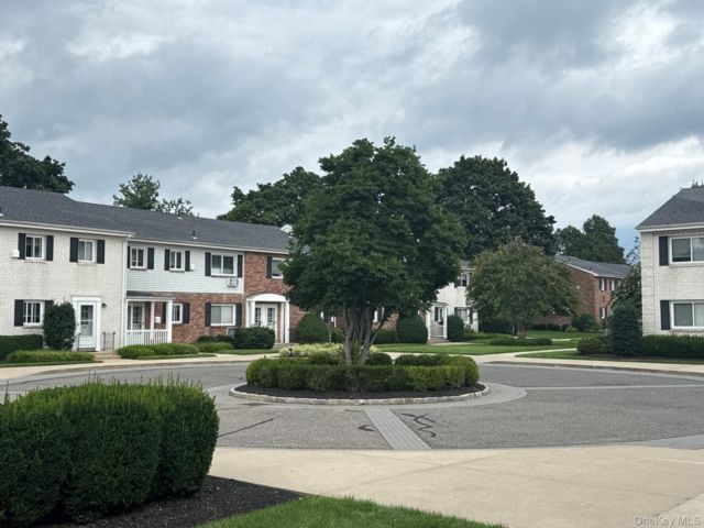  1 BR,  1.00 BTH &nbsp;Garden style home in Jericho