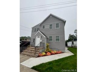  3 BR,  2.00 BTH &nbsp;Colonial style home in Islip Terrace