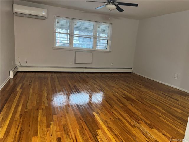  3 BR,  1.00 BTH &nbsp;Full floor apar style home in Wakefield