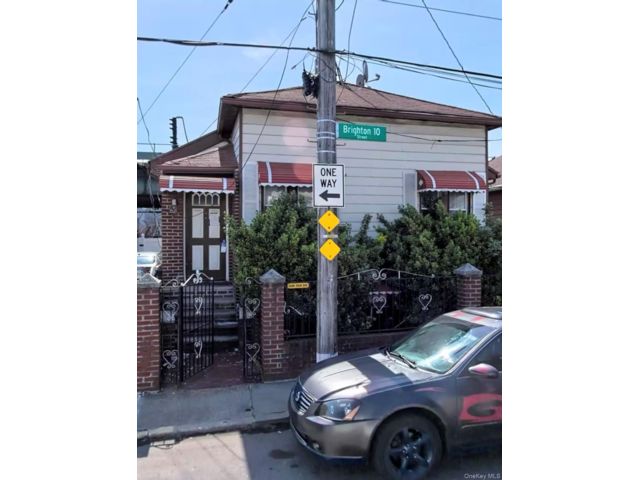  3 BR,  1.00 BTH &nbsp;Bungalow style home in Brighton Beach