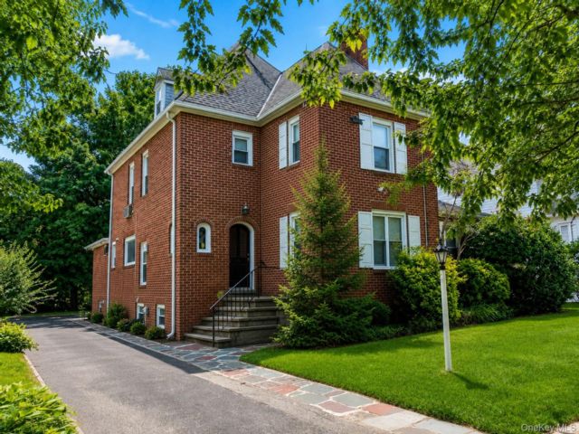  4 BR,  3.00 BTH &nbsp;Colonial style home in Great Neck