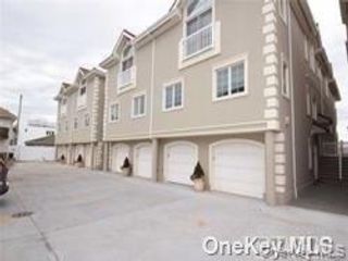  3 BR,  3.00 BTH &nbsp;Includes legal  style home in Long Beach