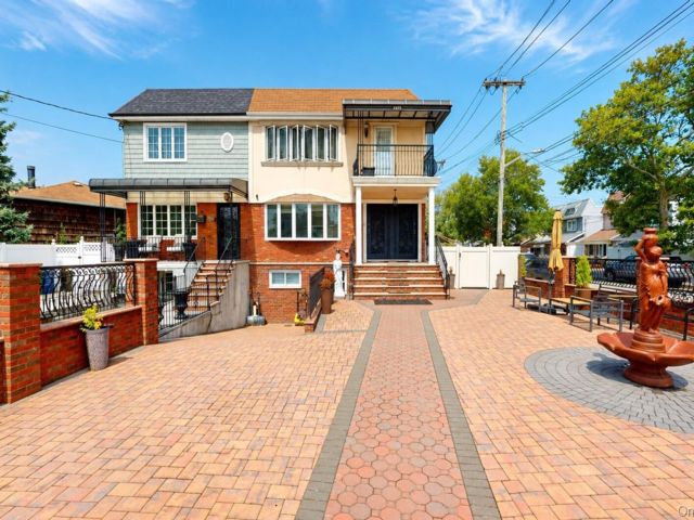  3 BR,  2.00 BTH &nbsp;Modern style home in Mill Basin