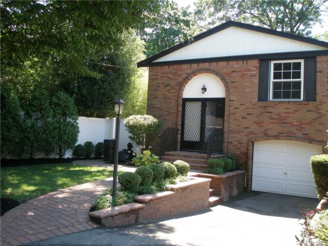  4 BR,  2.00 BTH &nbsp;Hi ranch style home in Ronkonkoma