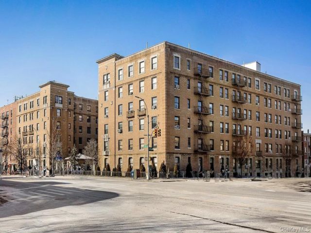  2 BR,  2.00 BTH &nbsp;Mid rise style home in Flushing