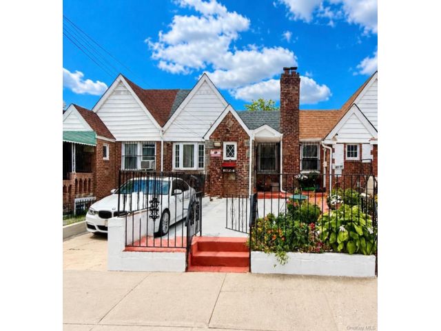  3 BR,  2.00 BTH &nbsp;Ranch style home in South Ozone Park