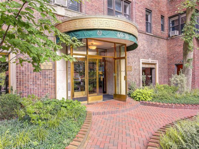 1 BR,  1.00 BTH &nbsp;Mid rise style home in Forest Hills