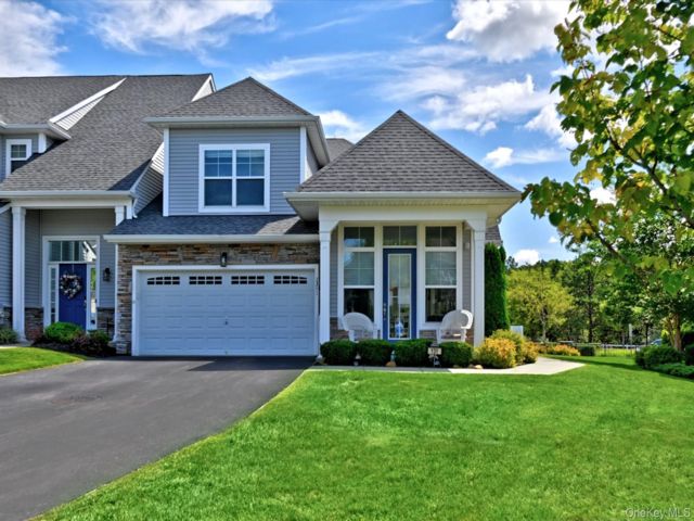  3 BR,  3.00 BTH &nbsp;Condo style home in Yaphank