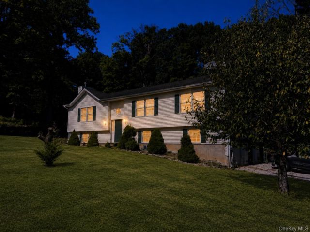  3 BR,  3.00 BTH &nbsp;Raised ranch style home in Pleasant Valley