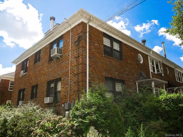  1 BR,  1.00 BTH &nbsp;Full floor apar style home in Bayside