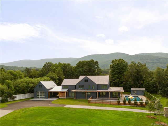  4 BR,  5.00 BTH &nbsp;Contemporary style home in Beacon
