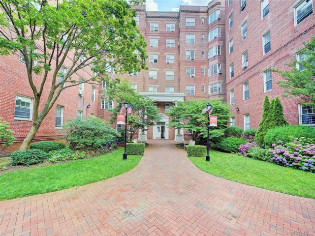  2 BR,  1.00 BTH &nbsp;Mid rise style home in Forest Hills