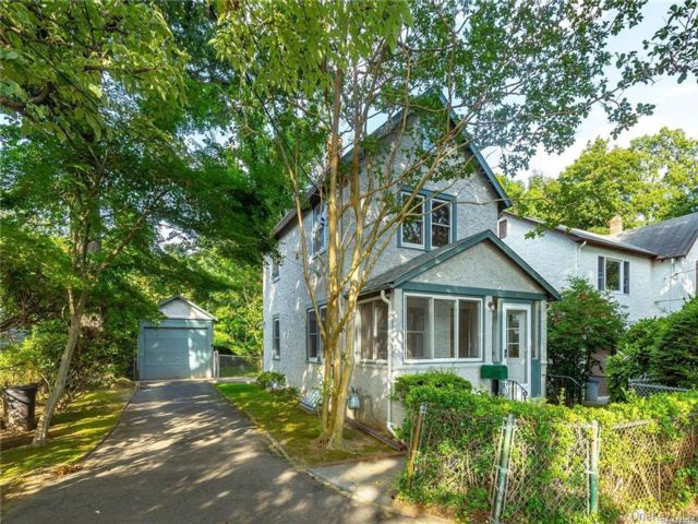  2 BR,  1.00 BTH &nbsp;Colonial style home in Great Neck