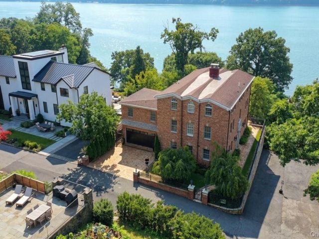  5 BR,  5.00 BTH &nbsp;Colonial style home in Kingsbridge