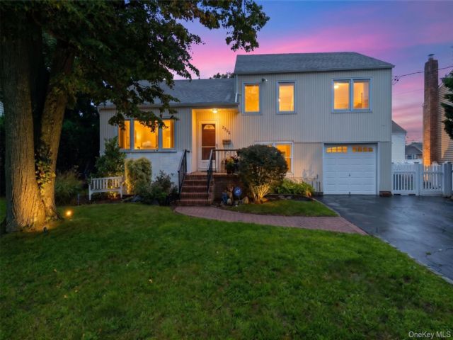  3 BR,  2.00 BTH &nbsp;Split level style home in Oceanside