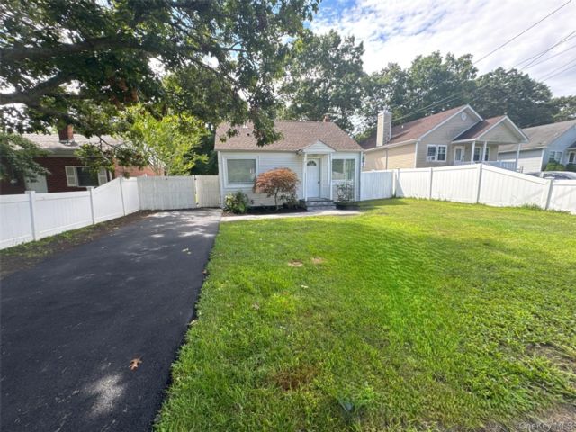  2 BR,  1.00 BTH &nbsp;Ranch style home in Shirley